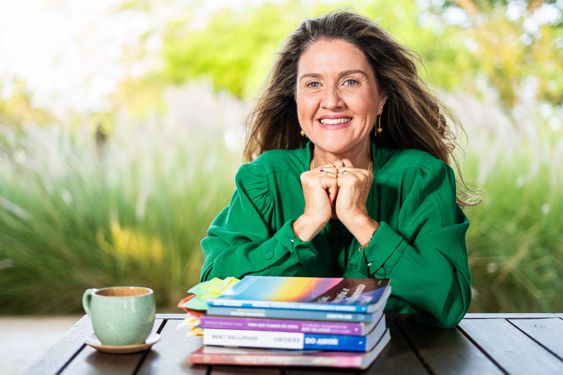 Cristina Florentino conduzindo constelação em evento presencial